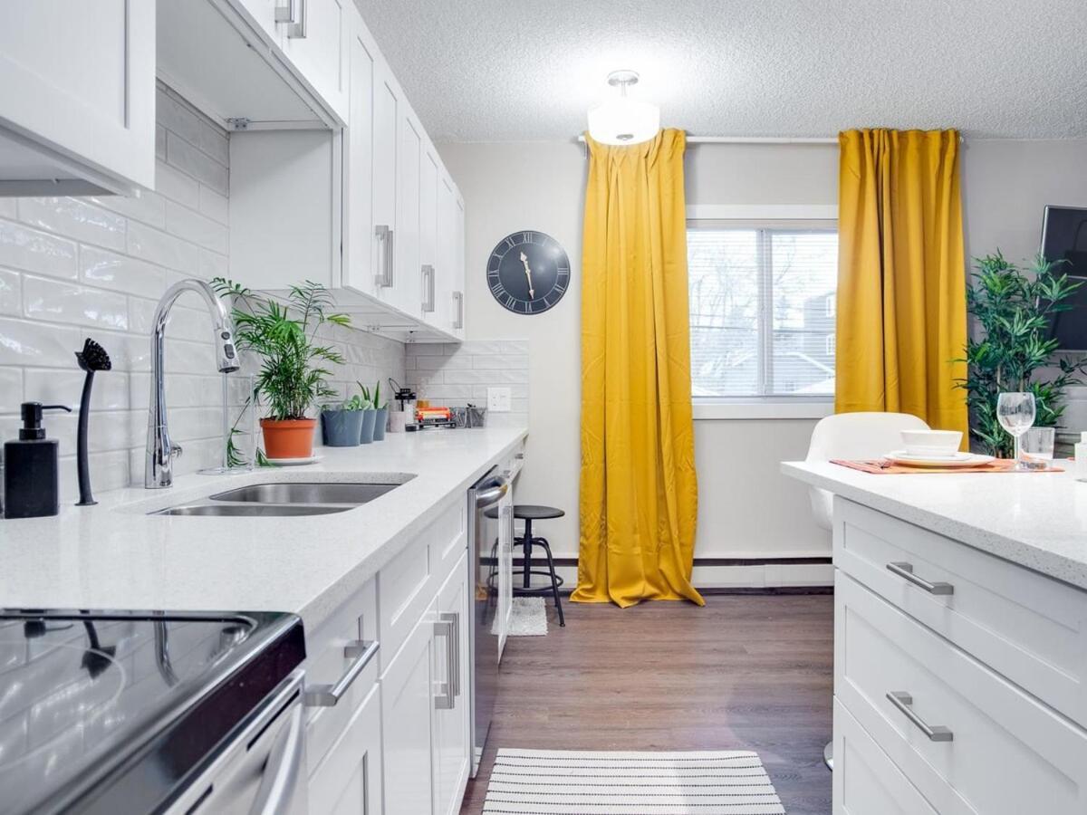 NEW Gorgeous 2Br Condo w Parking Patio Coffee YYC Esterno foto