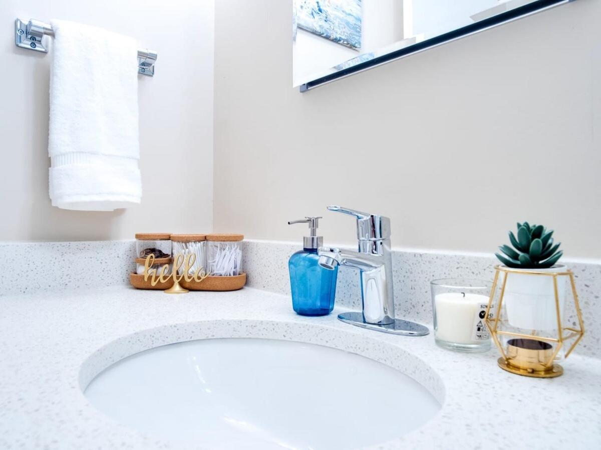 NEW Gorgeous 2Br Condo w Parking Patio Coffee YYC Esterno foto