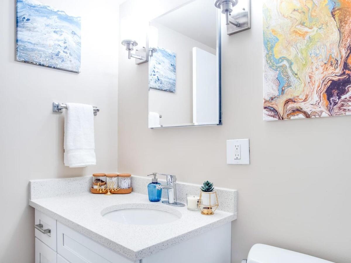 NEW Gorgeous 2Br Condo w Parking Patio Coffee YYC Esterno foto