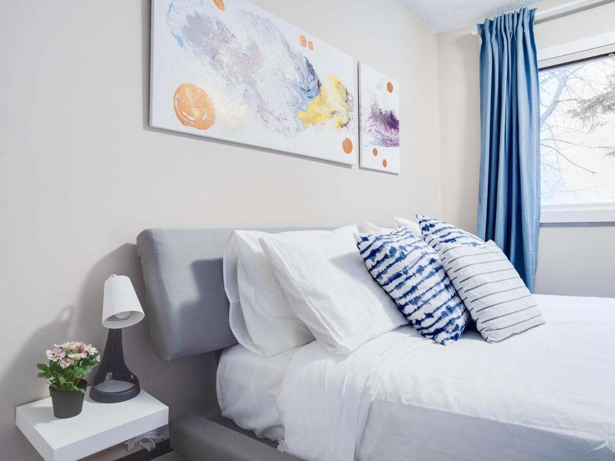 NEW Gorgeous 2Br Condo w Parking Patio Coffee YYC Esterno foto