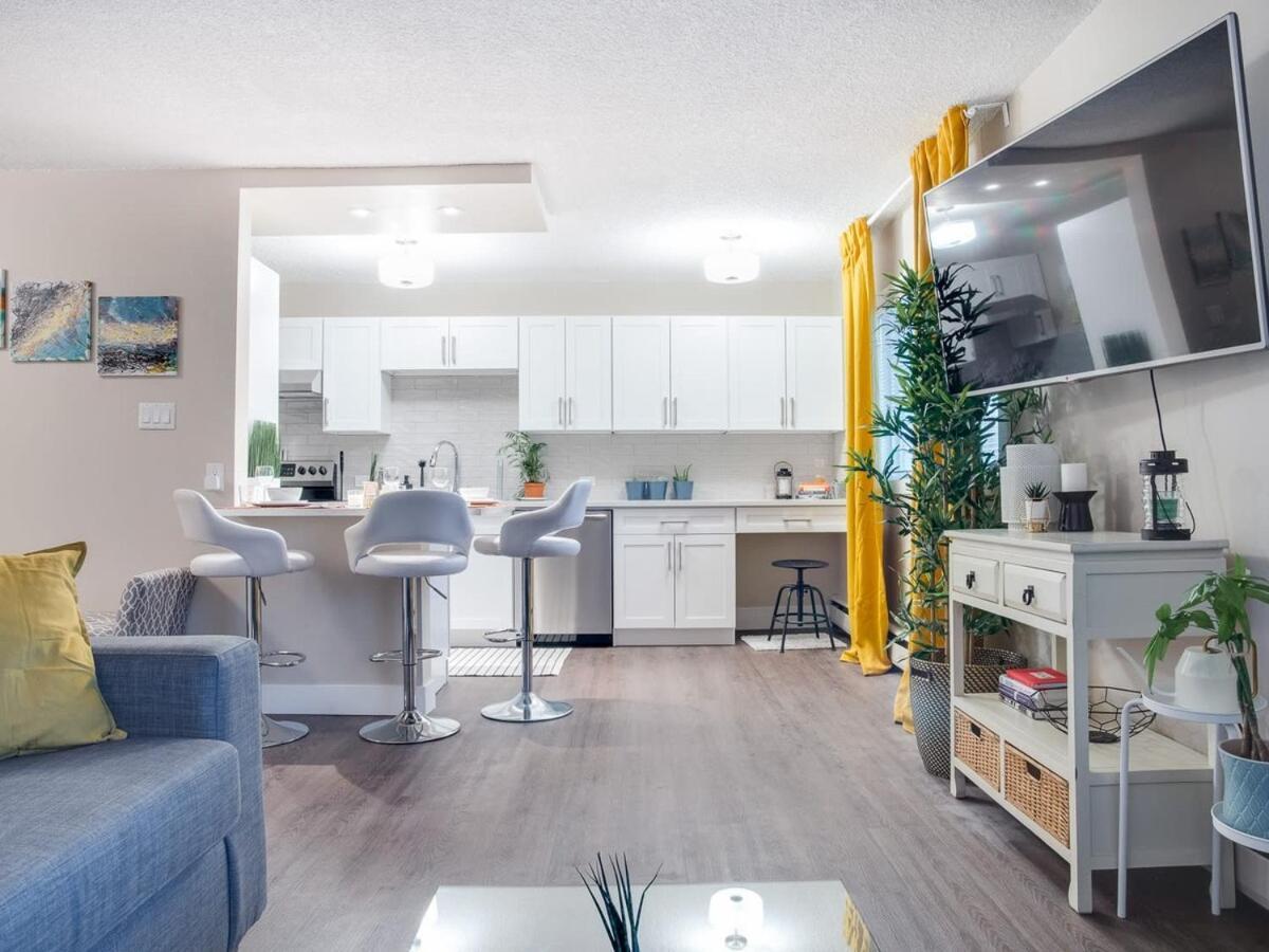 NEW Gorgeous 2Br Condo w Parking Patio Coffee YYC Esterno foto