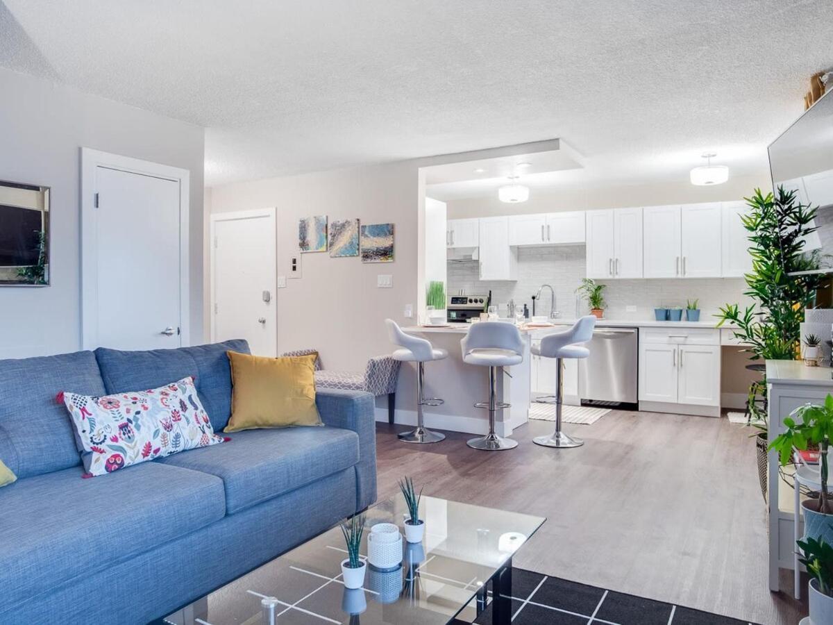 NEW Gorgeous 2Br Condo w Parking Patio Coffee YYC Esterno foto