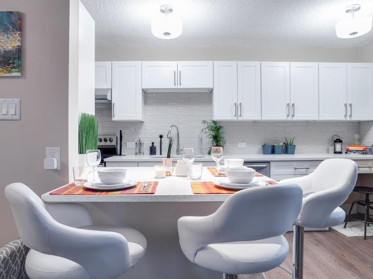 NEW Gorgeous 2Br Condo w Parking Patio Coffee YYC Esterno foto